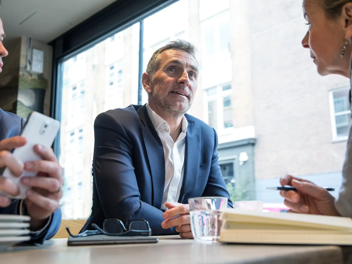 Consultor de NBV durante una reunión con clientes